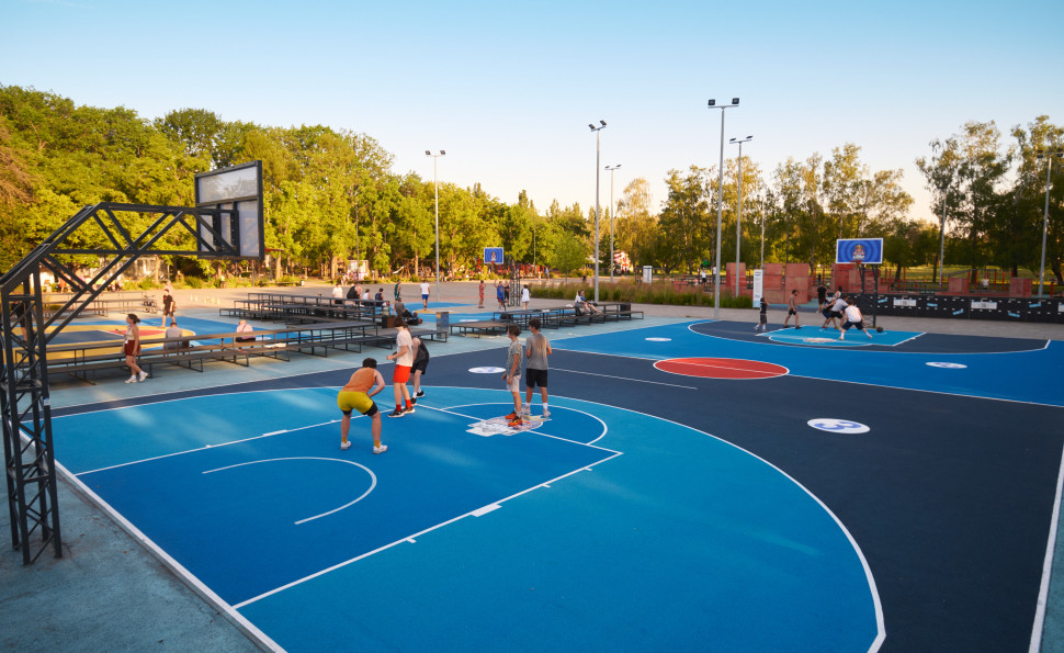 На стрітбол споті Урбан-парку ВДНГ оновили гумове покриття