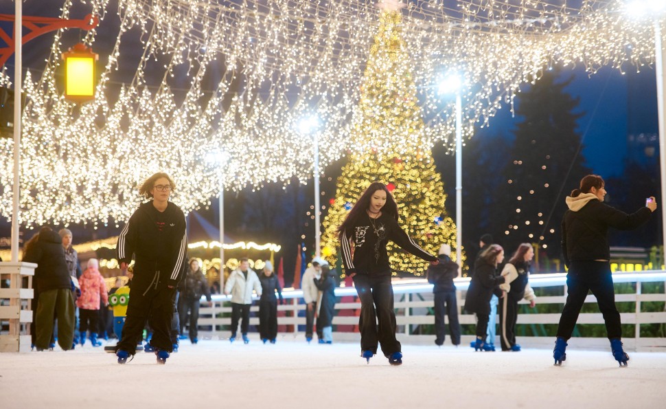 Найбільша ковзанка й Резиденція Санти, масштабні світлові інсталяції та фотозони: де шукати дива на «Зимовій країні» на ВДНГ