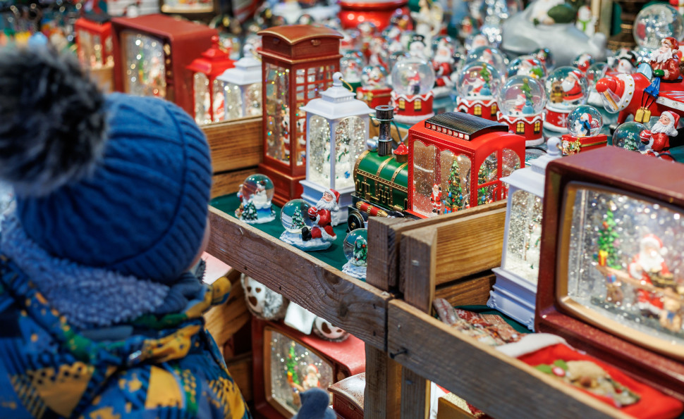 Найбільша ковзанка й Резиденція Санти, масштабні світлові інсталяції та фотозони: де шукати дива на «Зимовій країні» на ВДНГ