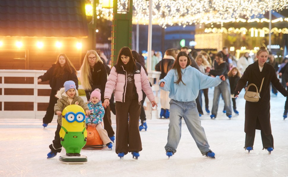 Найбільша ковзанка й Резиденція Санти, масштабні світлові інсталяції та фотозони: де шукати дива на «Зимовій країні» на ВДНГ