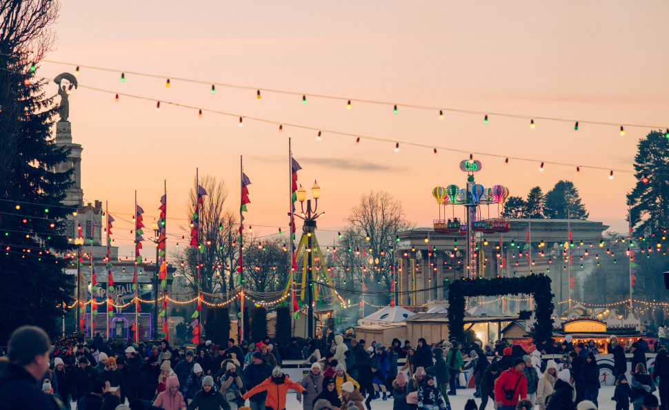 Величезна ковзанка, крижані скульптури, казкові ельфи, Санта й фольклорні вистави: що готує «Зимова Країна» на ВДНГ