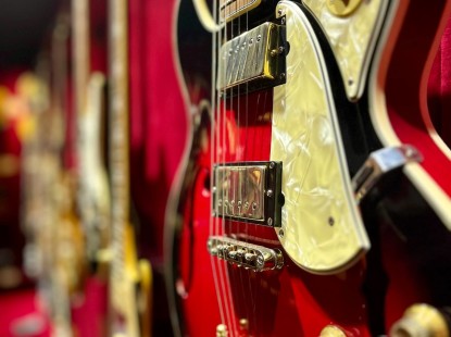 МУЗЕЙ ГІТАР та культурний центр Universum Hall