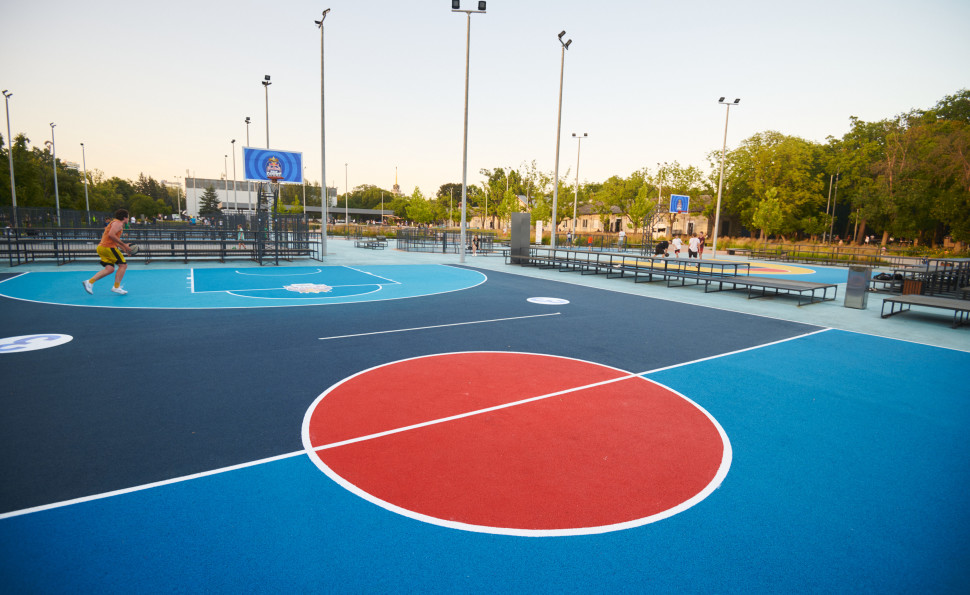 На стрітбол споті Урбан-парку ВДНГ оновили гумове покриття