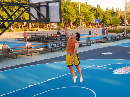 На стрітбол споті Урбан-парку ВДНГ оновили гумове покриття
