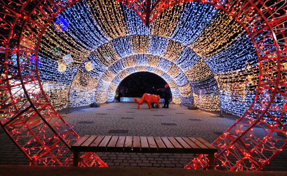 Магія серед темряви: ILLUMINARIUM повертається на ВДНГ з казковими світловими інсталяціями