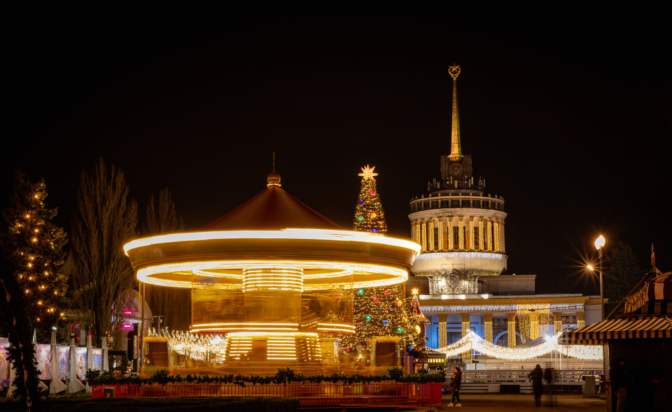 Найбільша ковзанка й Резиденція Санти, масштабні світлові інсталяції та фотозони: де шукати дива на «Зимовій країні» на ВДНГ