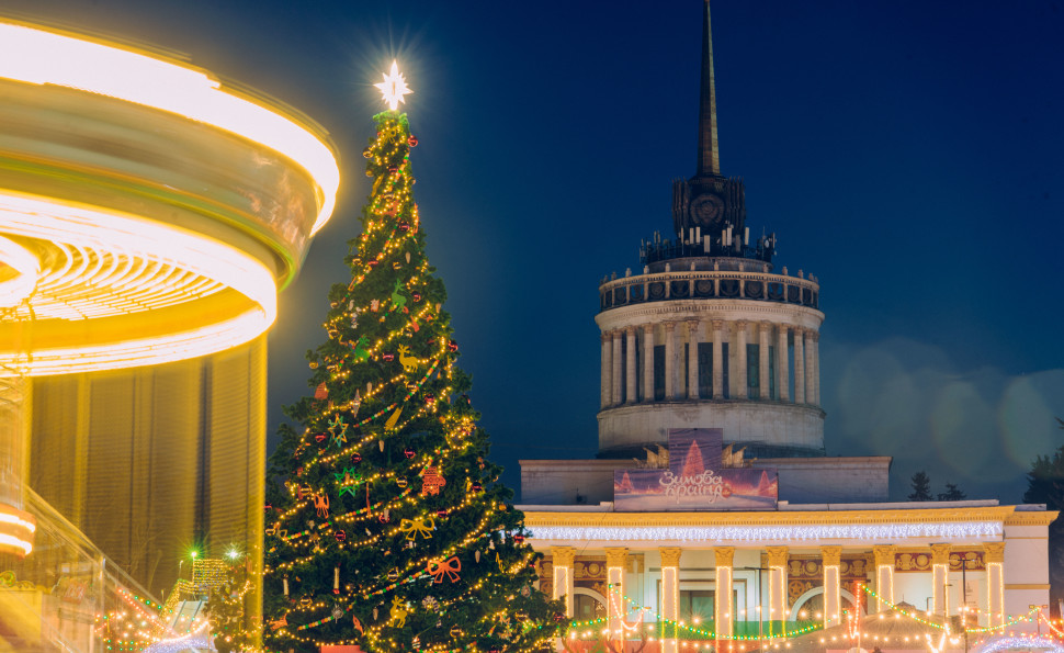 Величезна ковзанка, крижані скульптури, казкові ельфи, Санта й фольклорні вистави: що готує «Зимова Країна» на ВДНГ